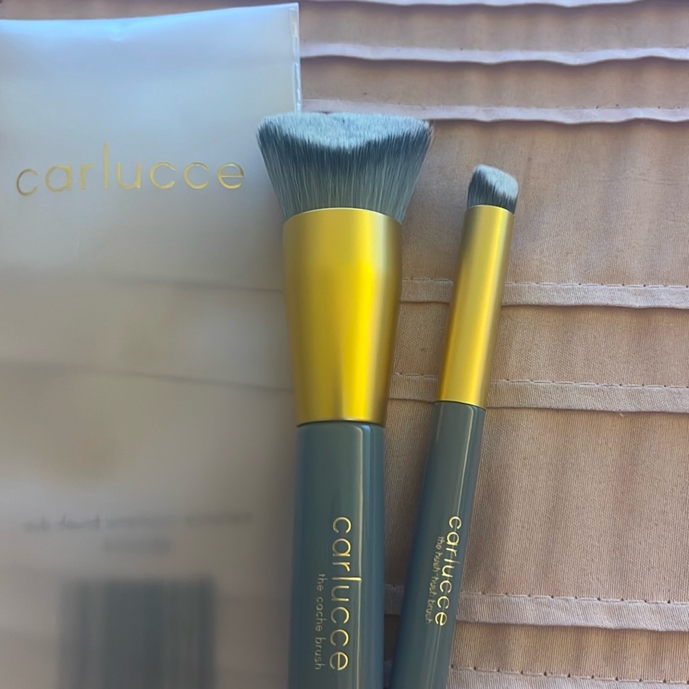 Carlucce make up brush duo